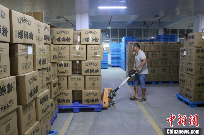 広西のタニシ麺企業(yè)、ネットショッピングイベント「618」に向け準(zhǔn)備中