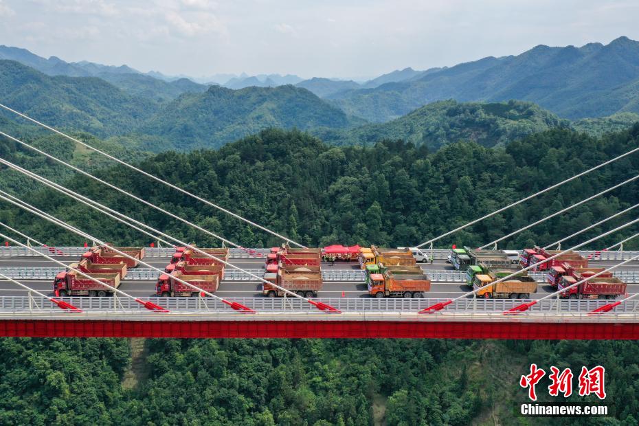 トラックによる雲(yún)霧大橋の載荷試験（撮影?瞿宏倫）。