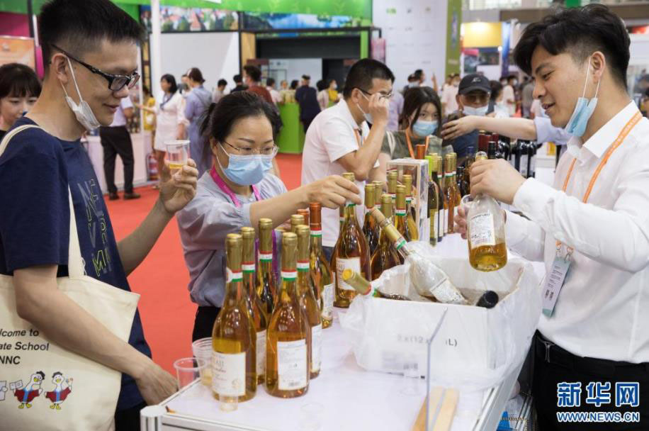 6月9日、寧波國(guó)際會(huì)議展覧センターで、ハンガリー産ワインを試飲する來(lái)場(chǎng)者（撮影?金立旺）。