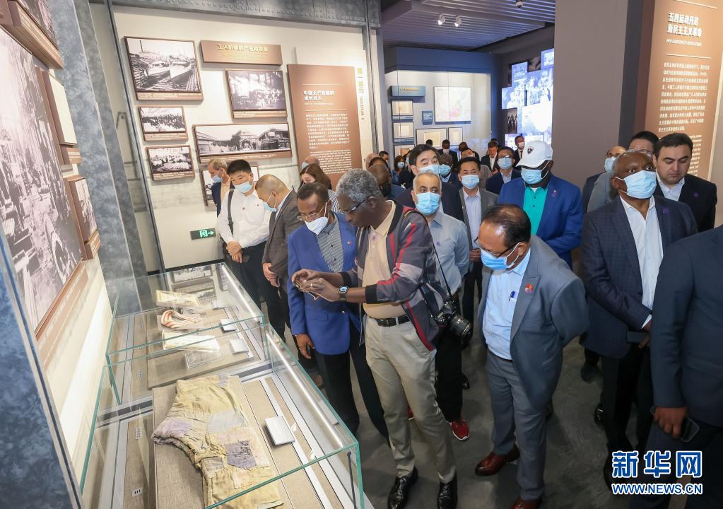 6月7日、中國共産黨第1回黨大會記念館を見學する一行。