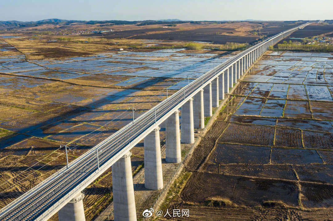 中國最東端に建設(shè)中の高緯度?極寒地高速鉄道の総合試運転とテスト始まる