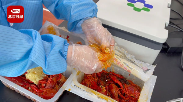 ザリガニ鑑定士の若者が6年間で食べたザリガニは十?dāng)?shù)トンに！