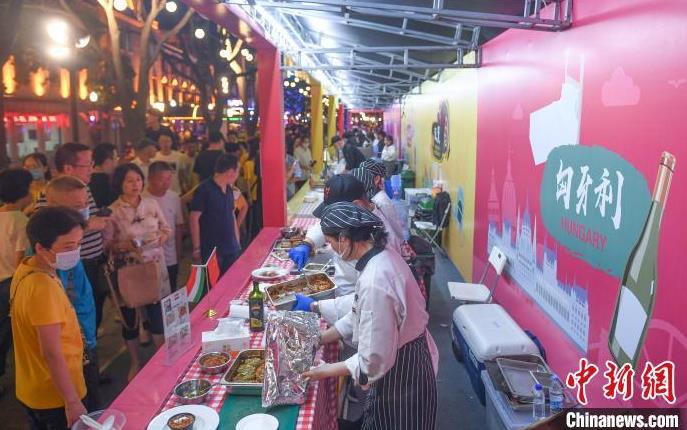 中東歐のグルメが浙江省寧波市に集結(jié)！異國の味楽しむ人々