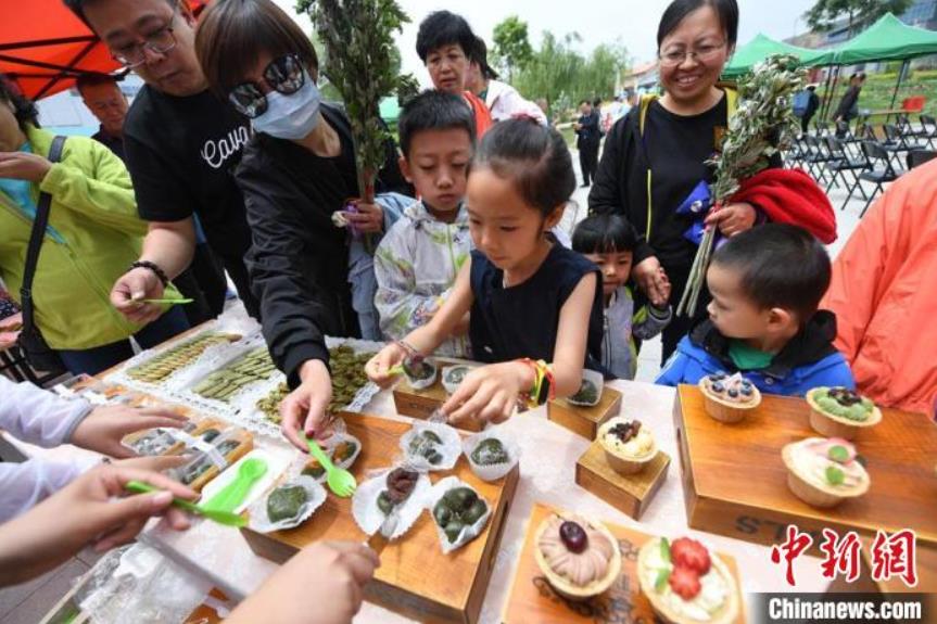 中醫(yī)薬に用いるヨモギでスイーツ作り　甘粛省蘭州