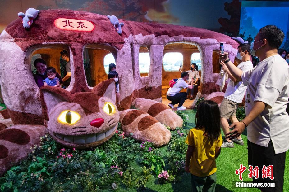 「ねこバス」に乗り込み、記念寫(xiě)真を撮影する來(lái)場(chǎng)者（撮影?侯宇）。