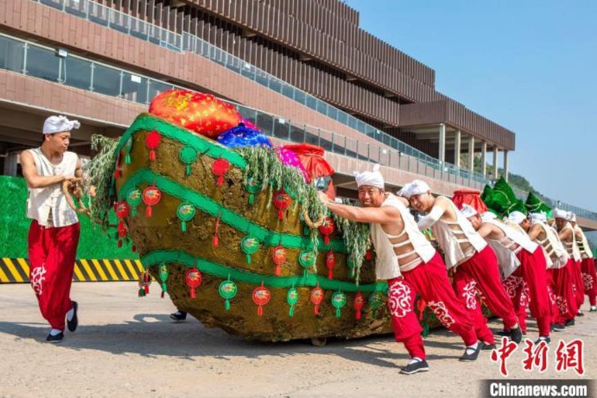 端午節(jié)連休に美しい風(fēng)景と民俗體験を楽しむ観光客　陝西省