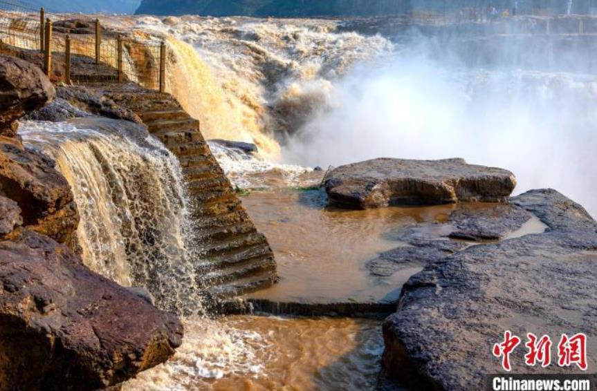 迫力満點(diǎn)の黃河壺口瀑布（撮影?蘭華）。