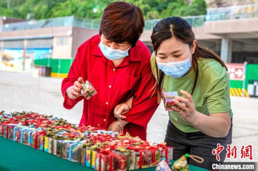 端午節(jié)連休に美しい風(fēng)景と民俗體験を楽しむ観光客　陝西省