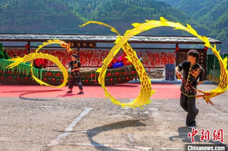 端午節(jié)連休に美しい風(fēng)景と民俗體験を楽しむ観光客　陝西省