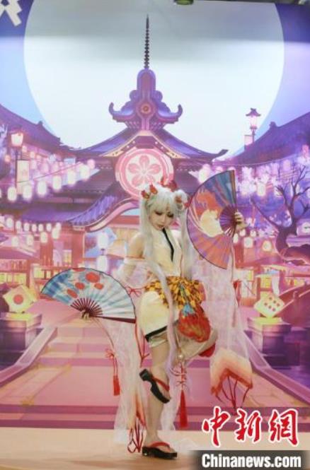 ポーズをつけるアニメ?漫畫のコスプレイヤー（撮影?張瑤）。