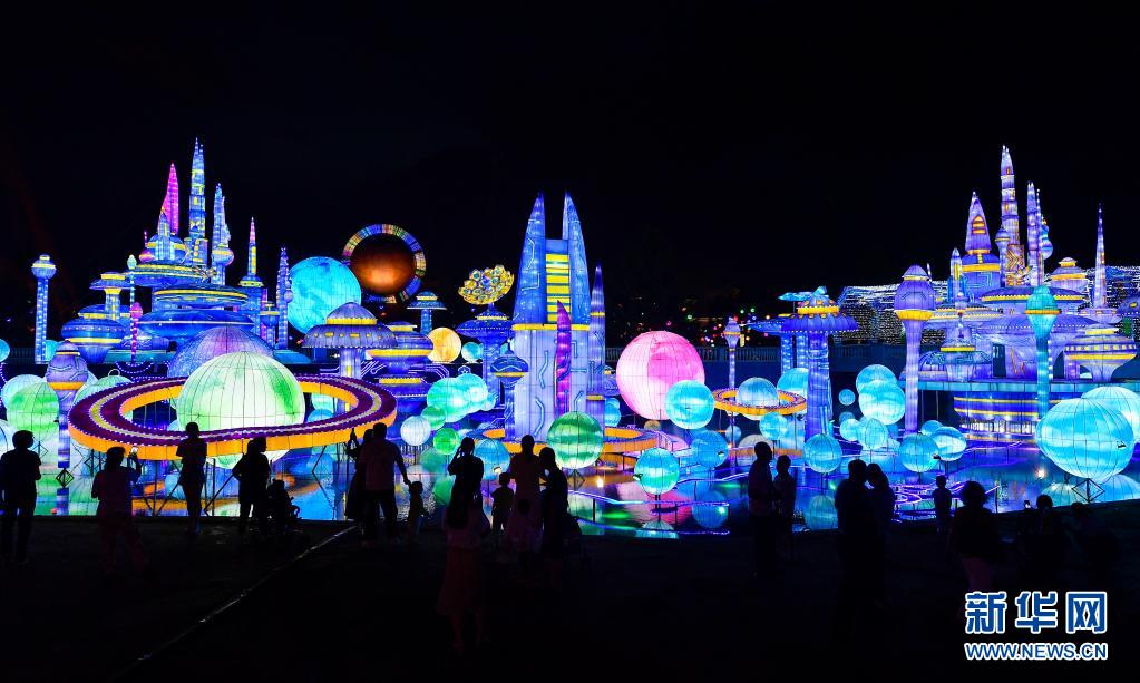 6月12日、長(zhǎng)春市長(zhǎng)影世紀(jì)城でランタンを鑑賞する観光客（撮影?許暢）。