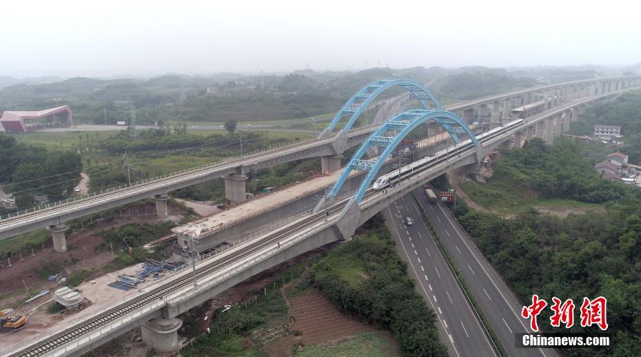 成自高速鉄道の成自瀘高速立體交差2車線特大橋が無(wú)事閉合　四川省
