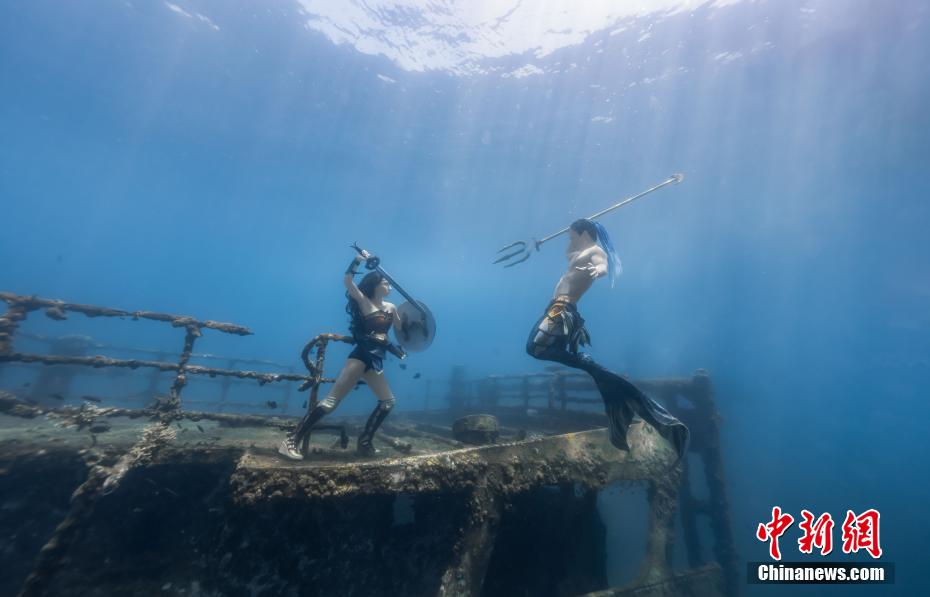 三亜の海底でモデルたちが見せた美しいポーズの數(shù)々　海南省