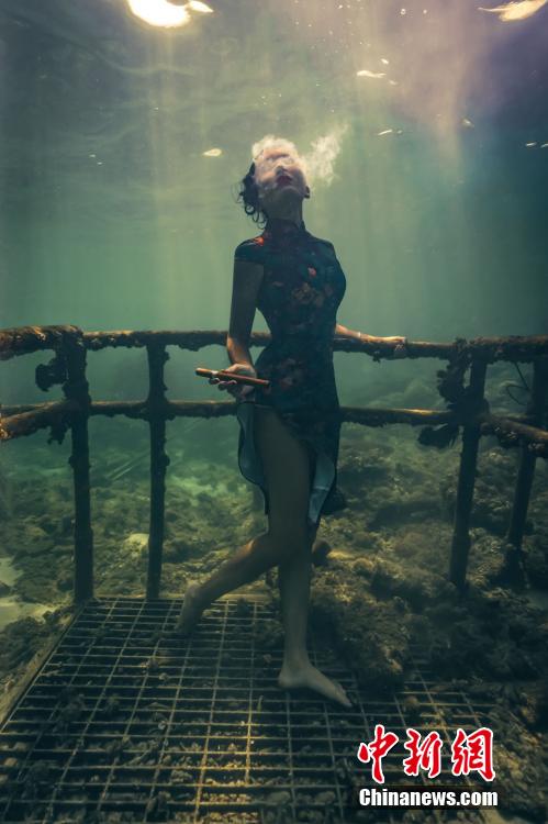 三亜の海底でモデルたちが見せた美しいポーズの數(shù)々　海南省