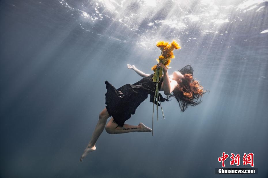 海底でポーズを取るモデル。