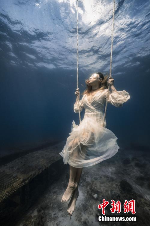三亜の海底でモデルたちが見(jiàn)せた美しいポーズの數(shù)々　海南省