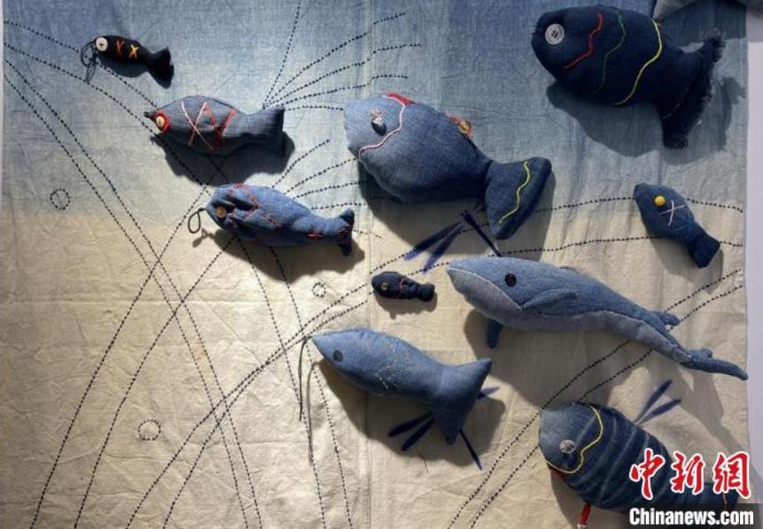 子供たちが古著のジーンズをユニークなリサイクルアートに　甘粛省
