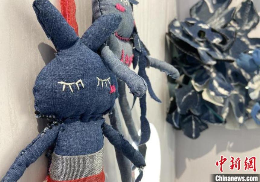 子供たちが古著のジーンズをユニークなリサイクルアートに　甘粛省