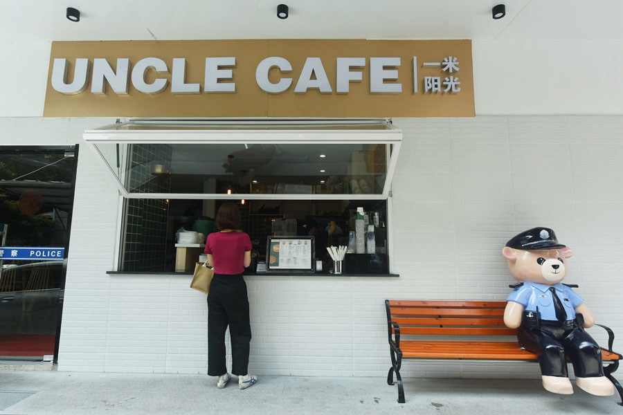 6月15日、杭州市米市巷派出所の「一米陽光」でコーヒーを購入する女性（寫真著作権はCFP視覚中國が所有のため転載禁止）。