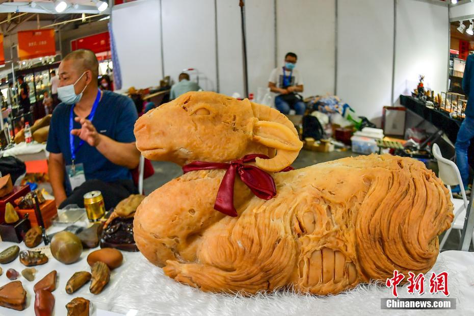 石博會に出展された珍しい石「烤全羊」（撮影?劉新）。