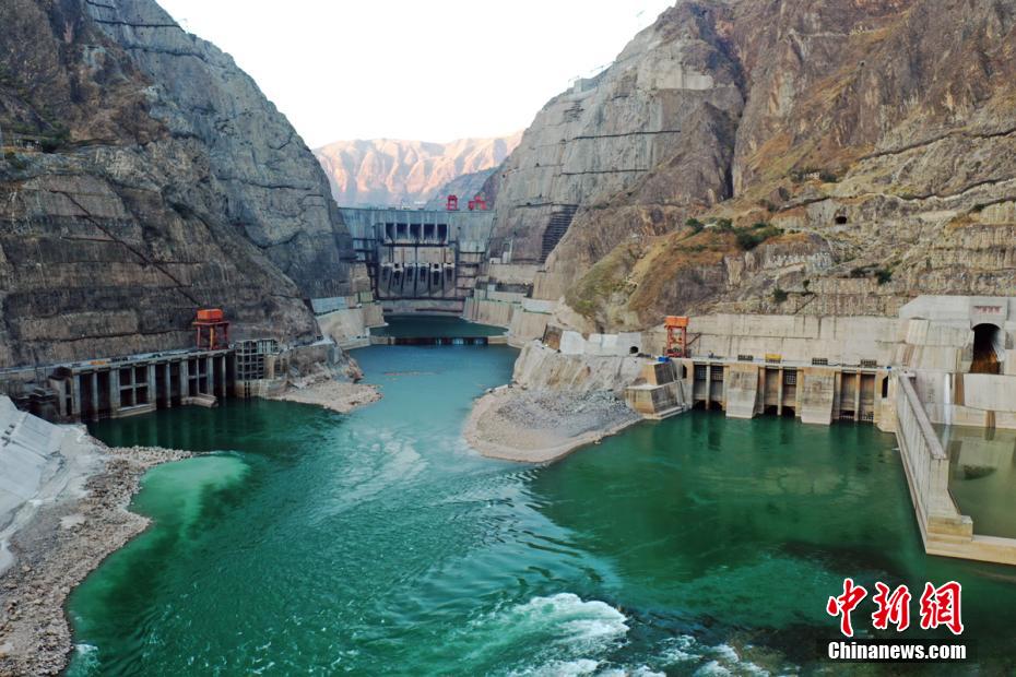 上空から撮影した世界で7番目に大きい水力発電所、烏東徳水力発電所