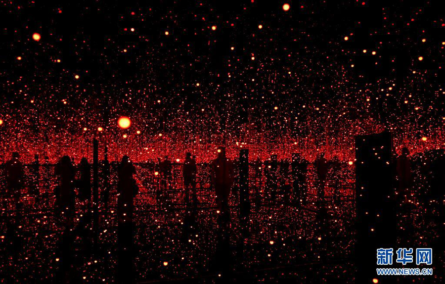 6月16日、英ロンドンの近現(xiàn)代美術(shù)館「テートモダン」で、草間彌生「Infinity Rooms」展を鑑賞する市民（撮影?韓巖）。