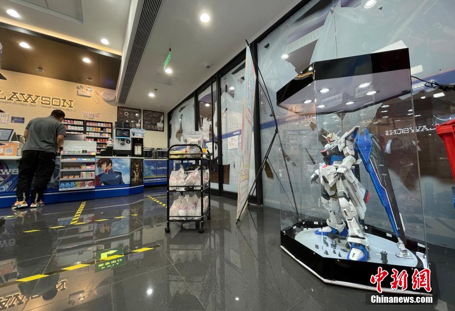 まるでガンダムの基地のような店內(nèi)の北京市のあるコンビニエンスストア（撮影?侯宇）。