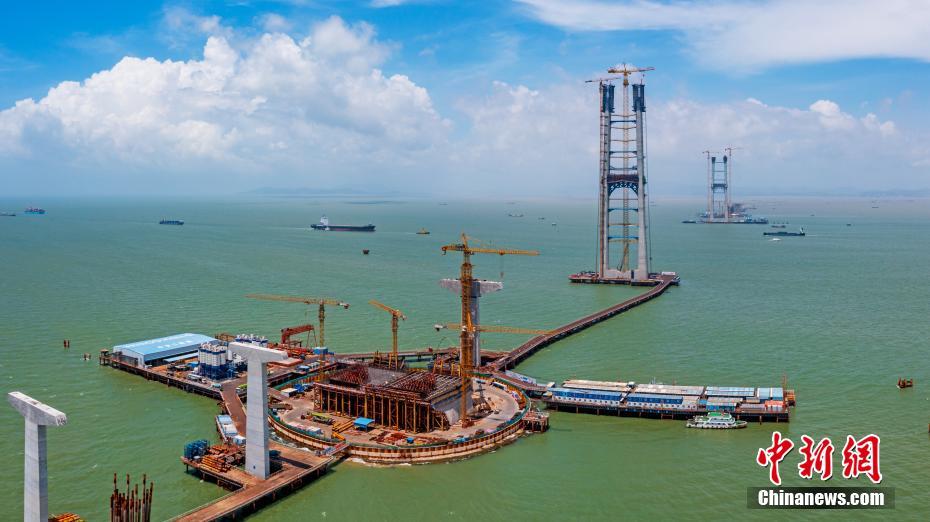 6月16日、「深中通道」プロジェクト「伶仃洋大橋」の建設(shè)現(xiàn)場（ドローンによる撮影?岳路建）。