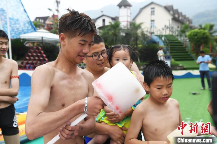 超ビッグサイズなアイスでひんやり満喫？　重慶