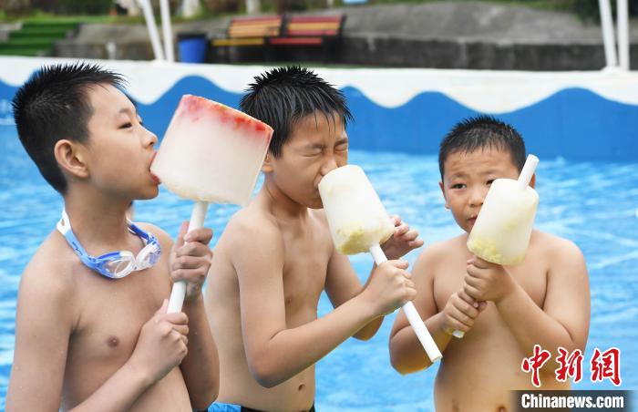 超ビッグサイズなアイスでひんやり満喫？　重慶