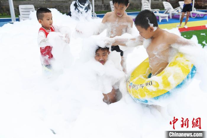 超ビッグサイズなアイスでひんやり満喫？　重慶