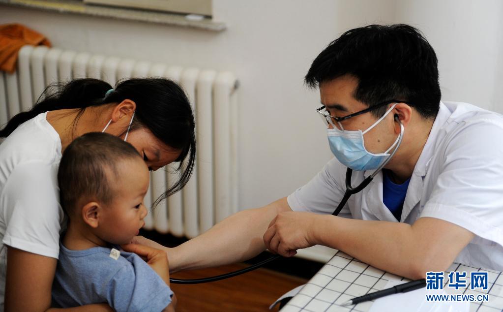 先天性心疾患児を無料で治療する「天使の旅」活動を新疆で展開