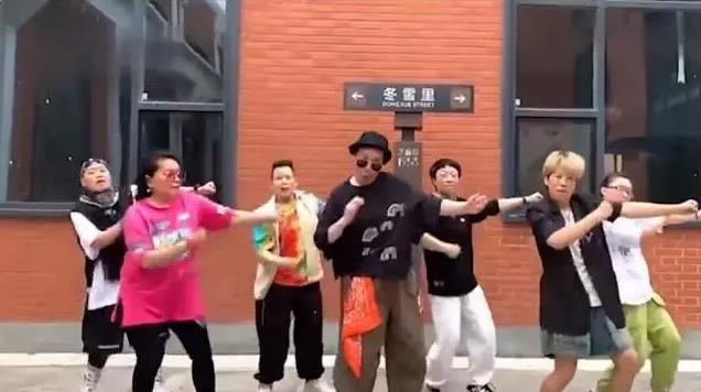 ストリートダンサーは68歳！チームで踴り続けて10數(shù)年　河南省鄭州
