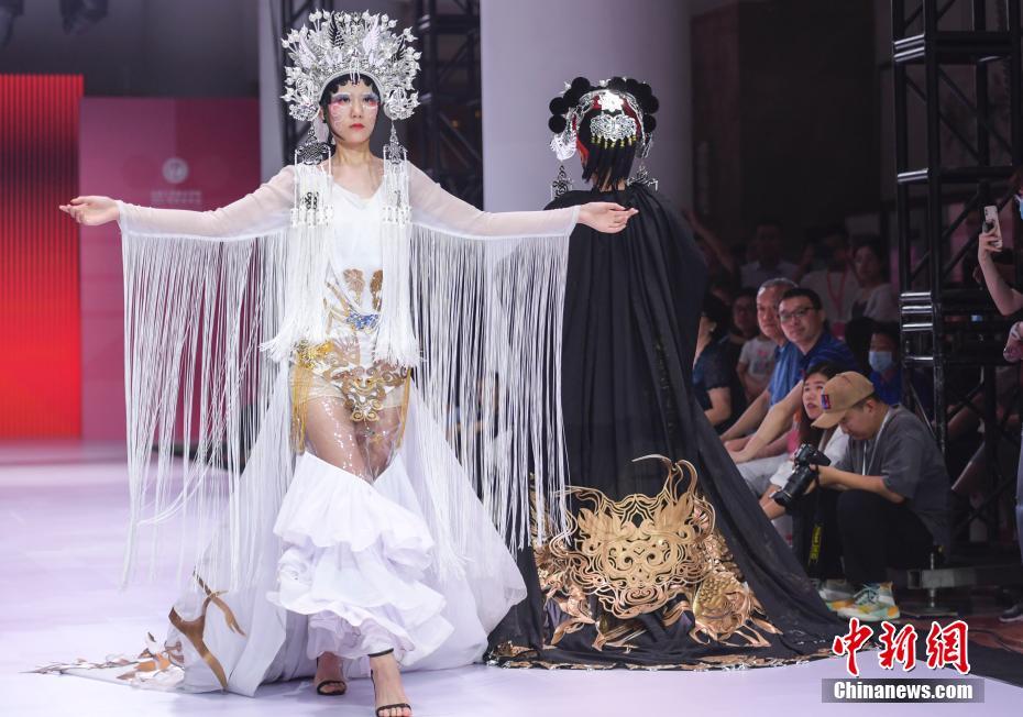 大學(xué)生によるファッションショー　山東省済南