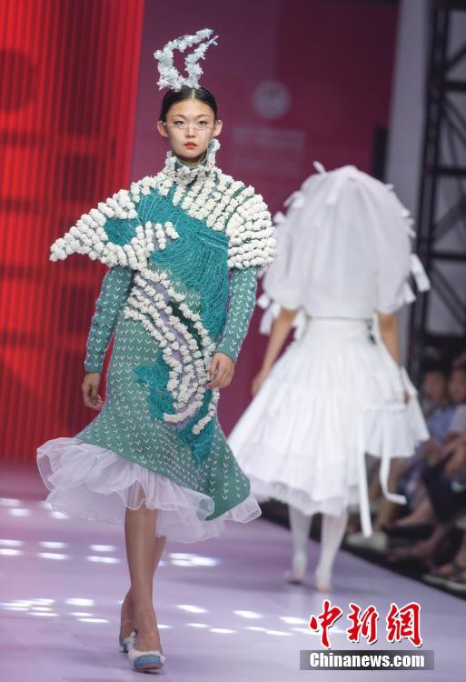 大學生によるファッションショー　山東省済南