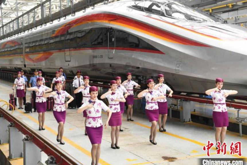 パフォーマンスを披露する、リニューアルした新型高速列車(chē)「復(fù)興號(hào)」の乗務(wù)員（撮影?陳超）。