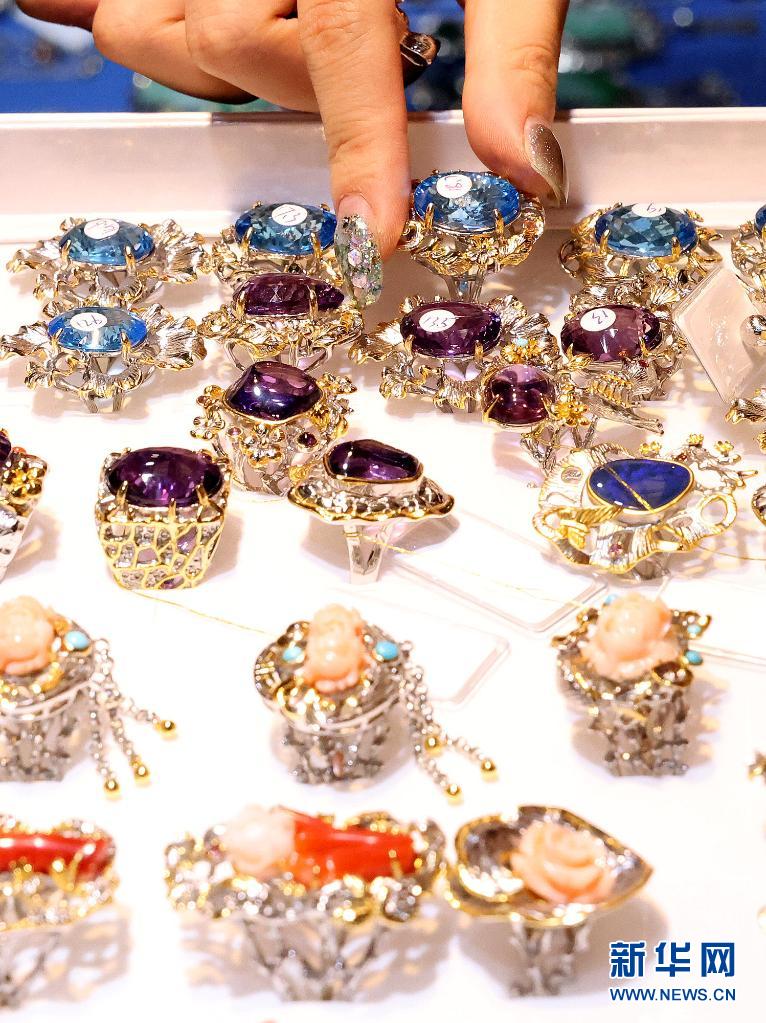 6月24日、上海ジュエリーフェアの展示品（撮影?陳飛）。