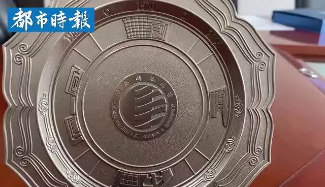 陝西省の大學が卒業(yè)生に唐鏡と特製の航空券を贈呈