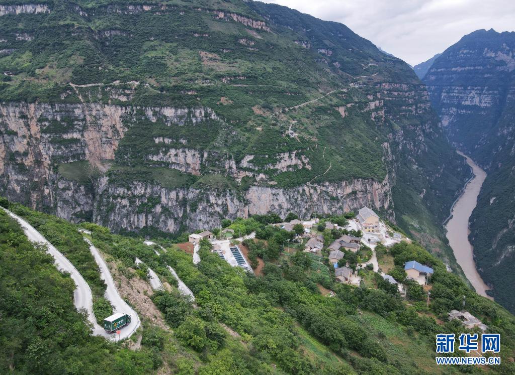 古路村に向かう山道を走る郵便集配車（23日にドローンで撮影?江宏景）。