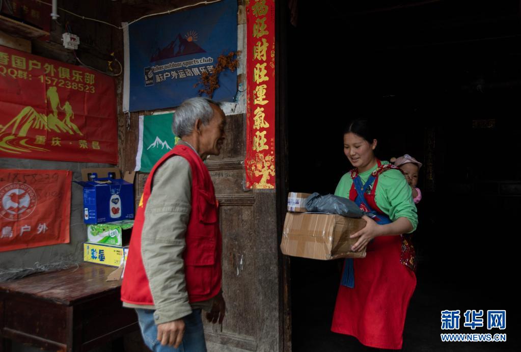 斷崖絶壁の村まで乗り入れ可能になった郵便集配車　四川省漢源