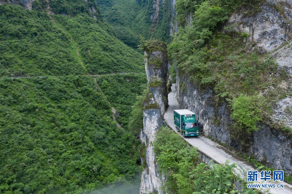 斷崖絶壁の村まで乗り入れ可能になった郵便集配車　四川省漢源