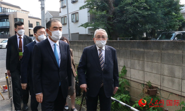 西原春夫?早稲田大學元総長（寫真右から1番目）の案內(nèi)で、李大釗が當時大學へ通った道を歩く孔鉉佑駐日大使（寫真左から1番目）と胡志平公使參事官（寫真2列目左から1番目、撮影?呉穎）。