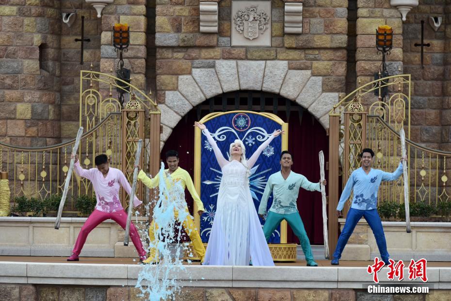 香港ディズニーランドの新キャッスルで新たなデイタイムショースタート