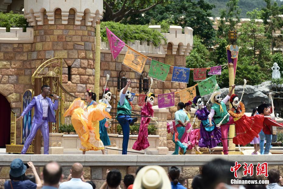 香港ディズニーランドの新キャッスルで新たなデイタイムショースタート