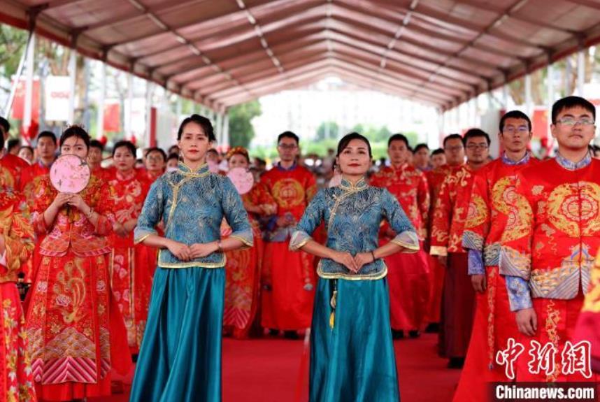 新婚カップル50組が伝統(tǒng)的な合同結(jié)婚式に參加　安徽省合肥