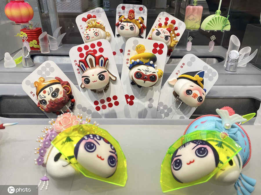 川劇のお面ケーキ（寫真著作権は東方ICが所有のため転載禁止）。