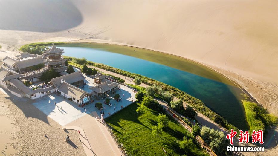 度重なる降雨で砂漠や泉が緑の衣裳に衣替え　甘粛省敦煌