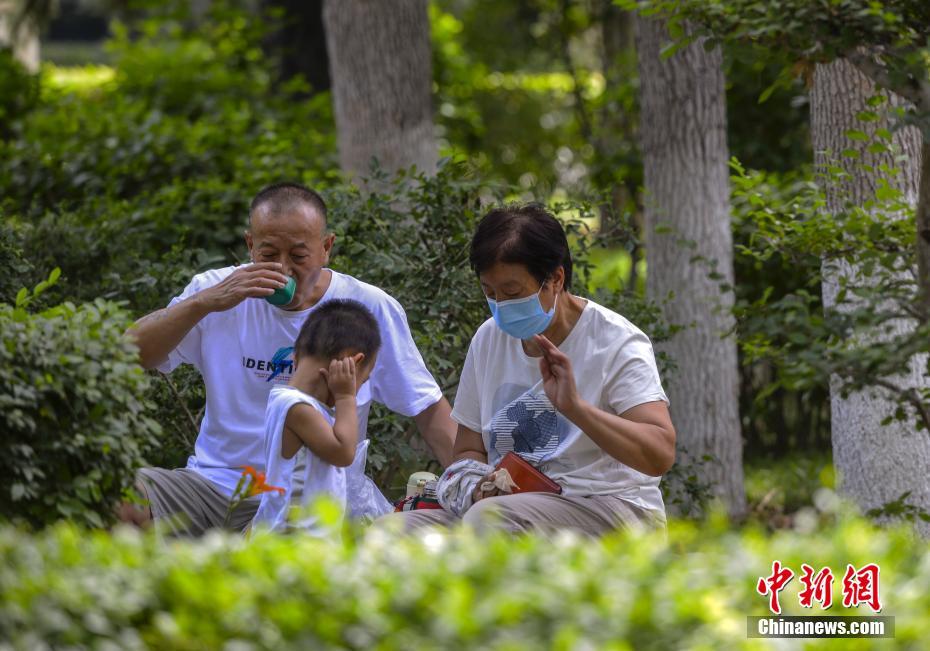 公園で暑さをしのぐウルムチの市民　新疆