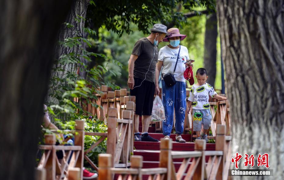公園で暑さをしのぐウルムチの市民　新疆
