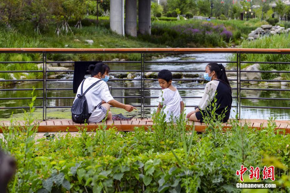 新たに建設(shè)されたリバーサイド景観遊歩道　新疆